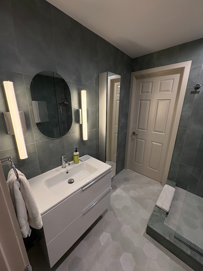 High End Furnished One Bedroom With Private Entrance Near Harlem Shopping, Transit, And Dining - Photo 9