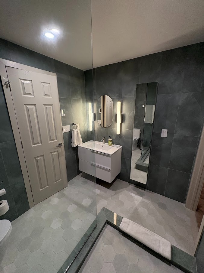 High End Furnished One Bedroom With Private Entrance Near Harlem Shopping, Transit, And Dining - Photo 8