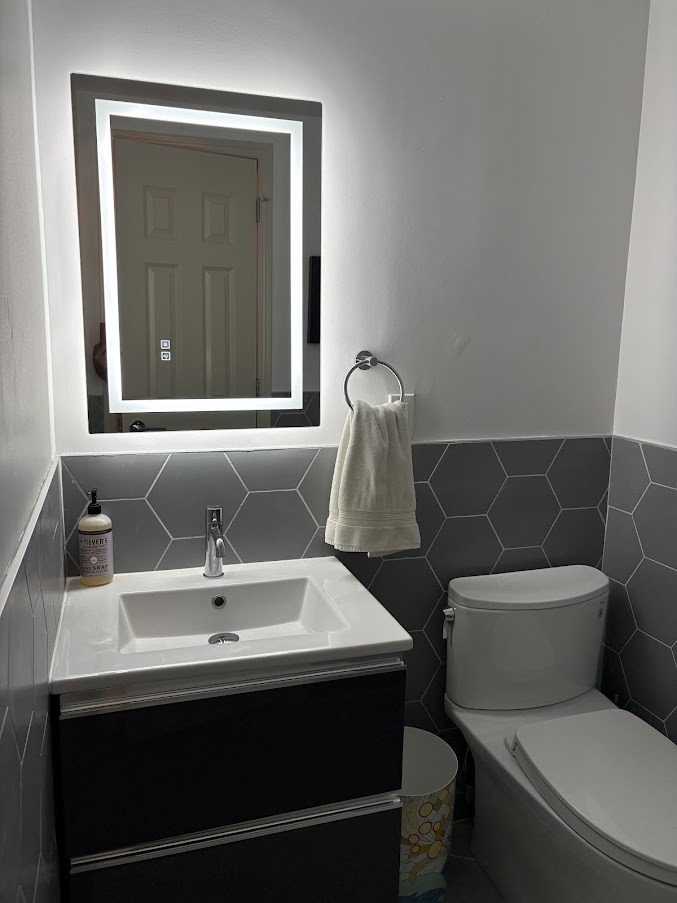 High End Furnished One Bedroom With Private Entrance Near Harlem Shopping, Transit, And Dining - Photo 12