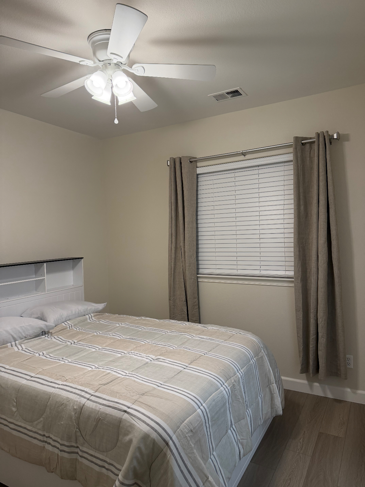 Private Furnished Room with Ensuite & All Utilities With Easy Downtown Access - Photo 2