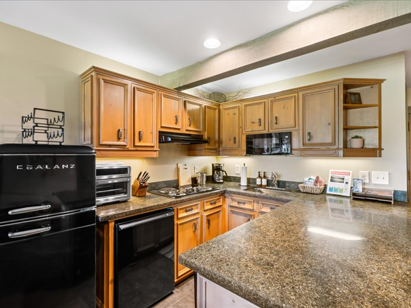 LOCATION is perfect - 3bd/4fullbth/3fireplace in Sunriver Resort - Photo 3