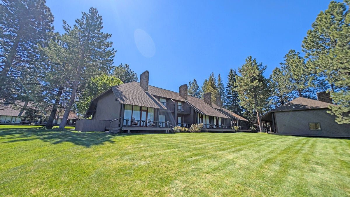 LOCATION is perfect - 3bd/4fullbth/3fireplace in Sunriver Resort - Photo 1