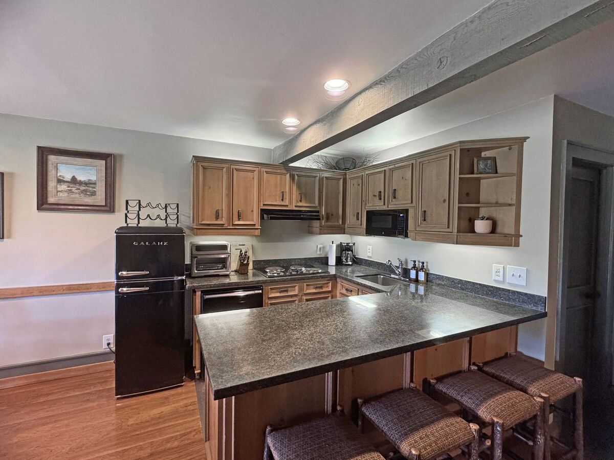 LOCATION is perfect - 3bd/4fullbth/3fireplace in Sunriver Resort - Photo 4