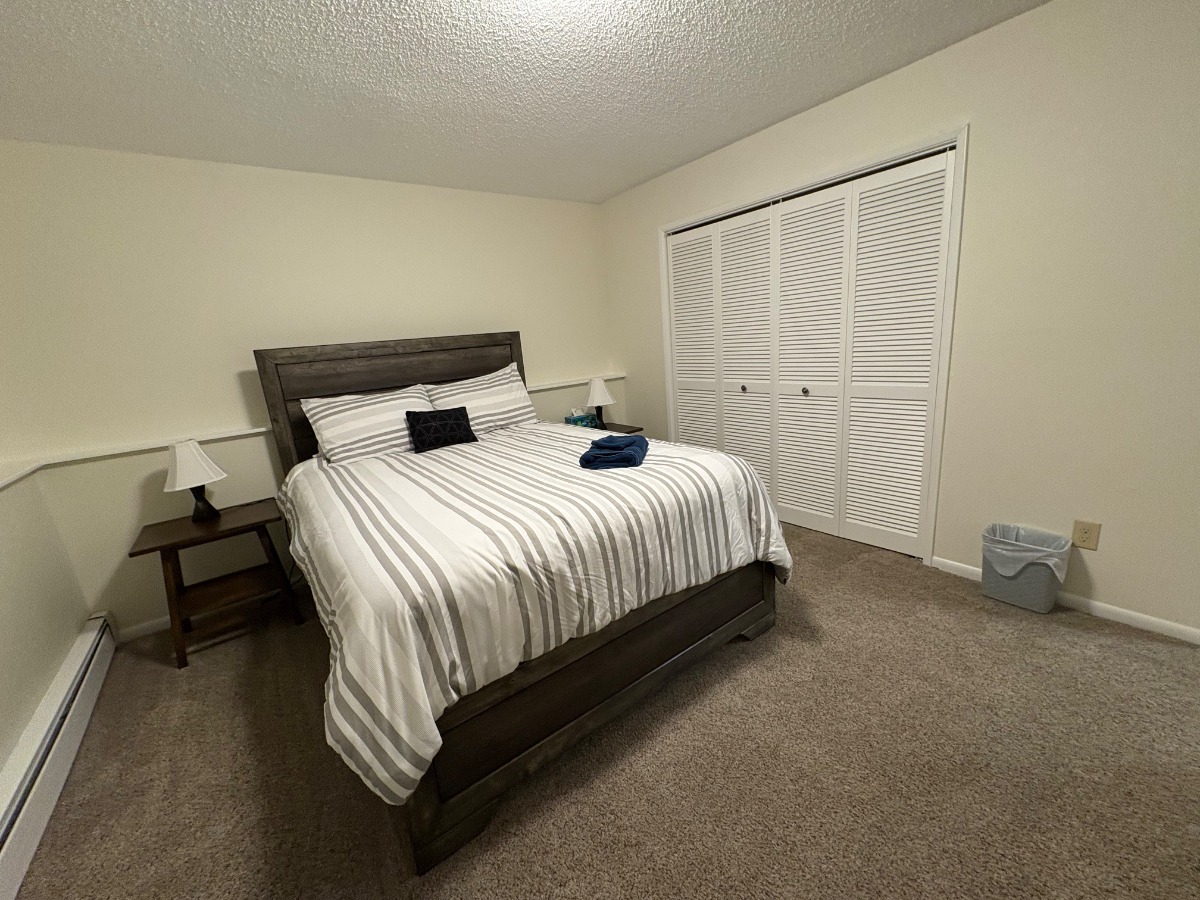 Spacious Room with Garage Parking in Safe Neighborhood - Photo 4
