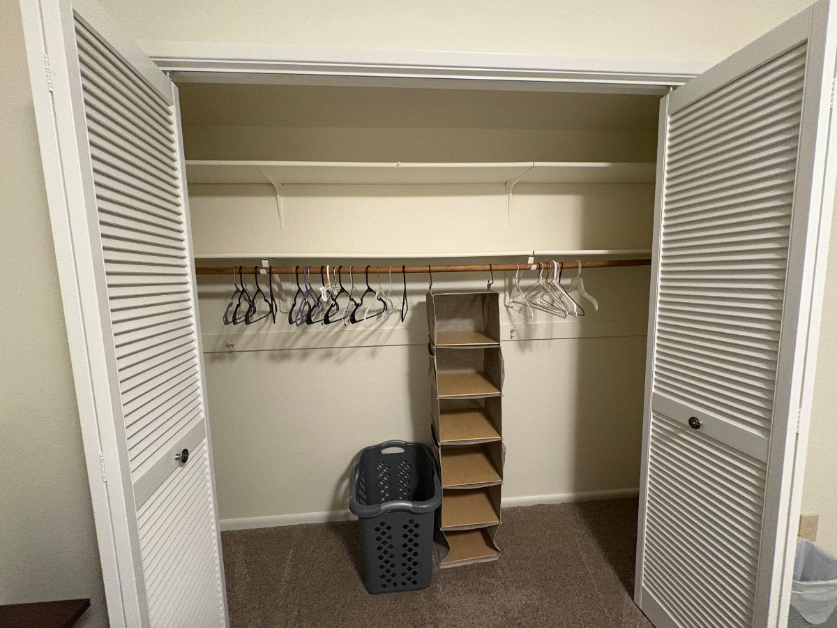 Spacious Room with Garage Parking in Safe Neighborhood - Photo 5