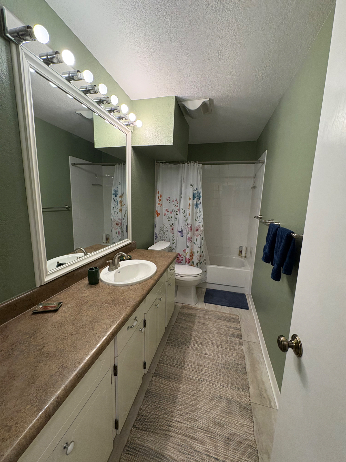 Spacious Room with Garage Parking in Safe Neighborhood - Photo 3