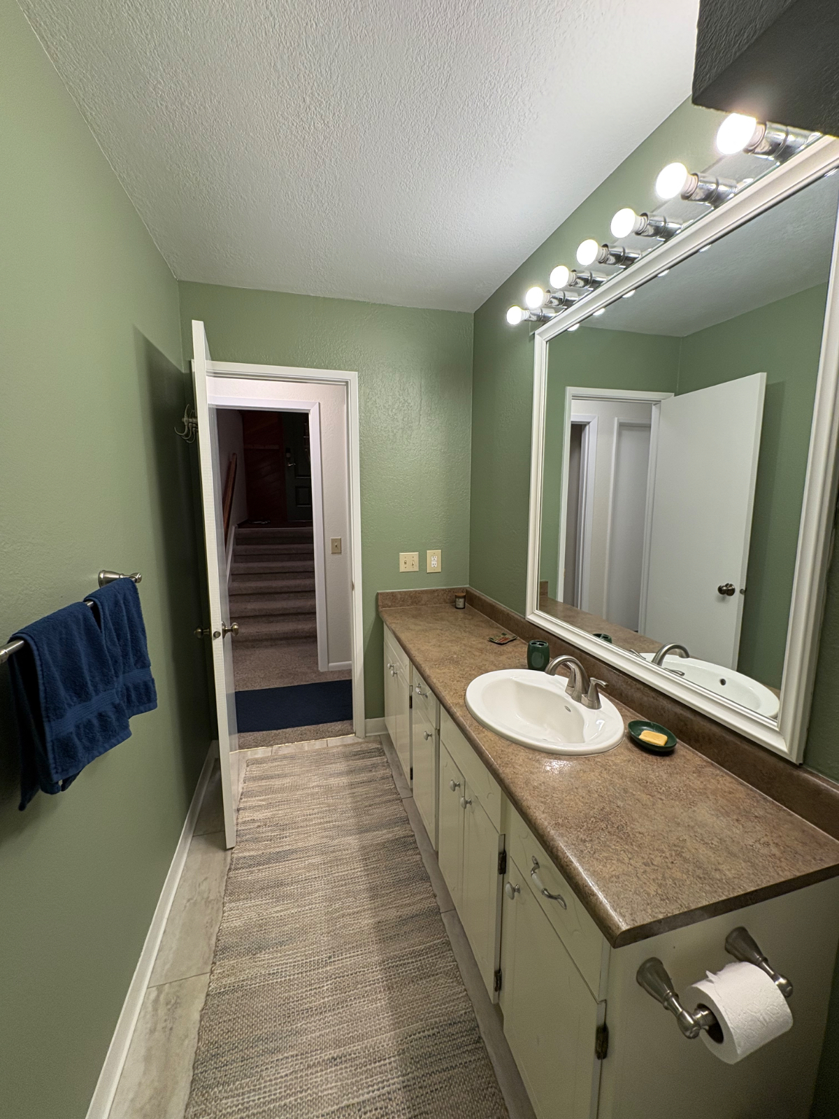 Spacious Room with Garage Parking in Safe Neighborhood - Photo 6
