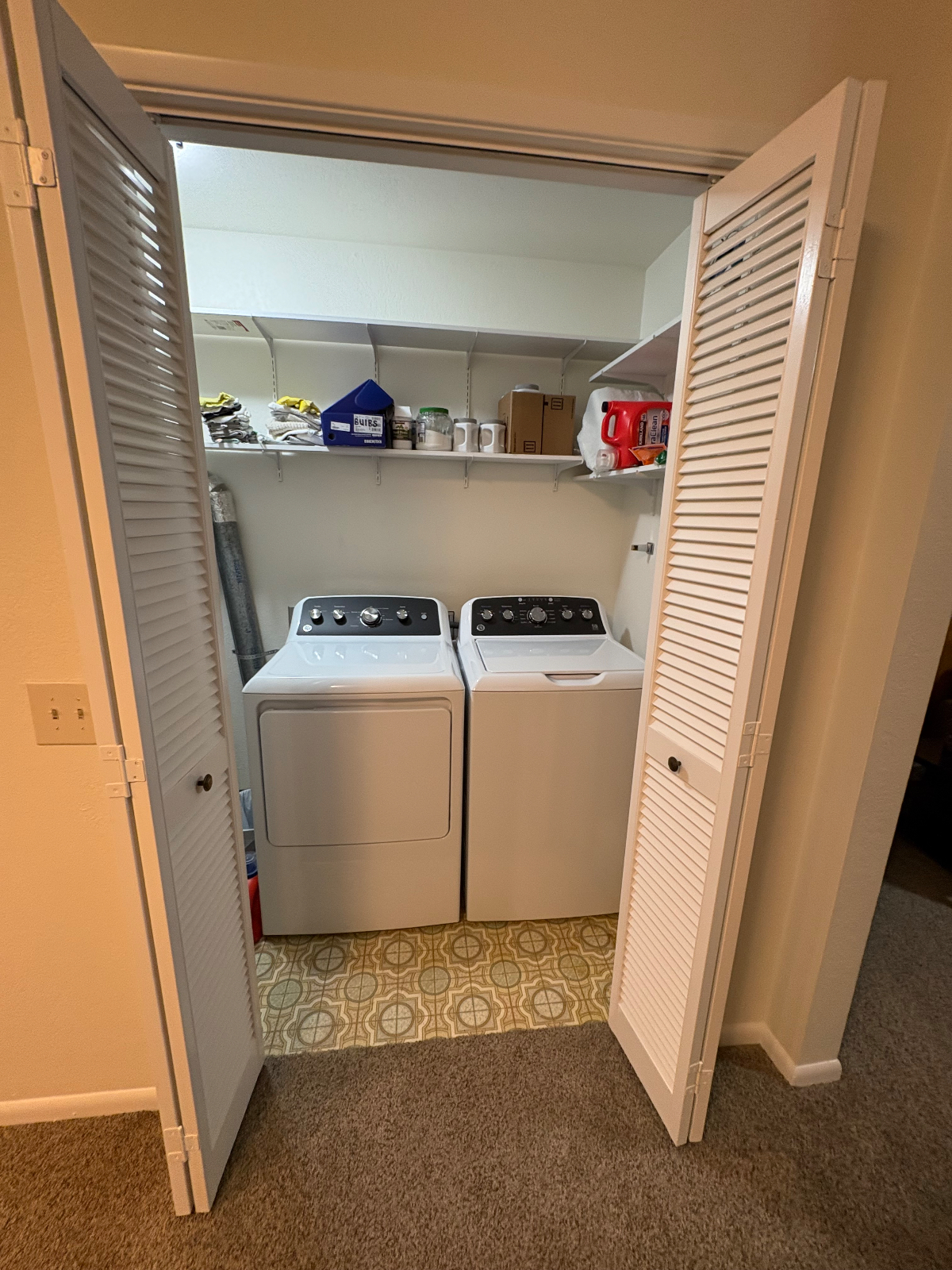 Spacious Room with Garage Parking in Safe Neighborhood - Photo 7