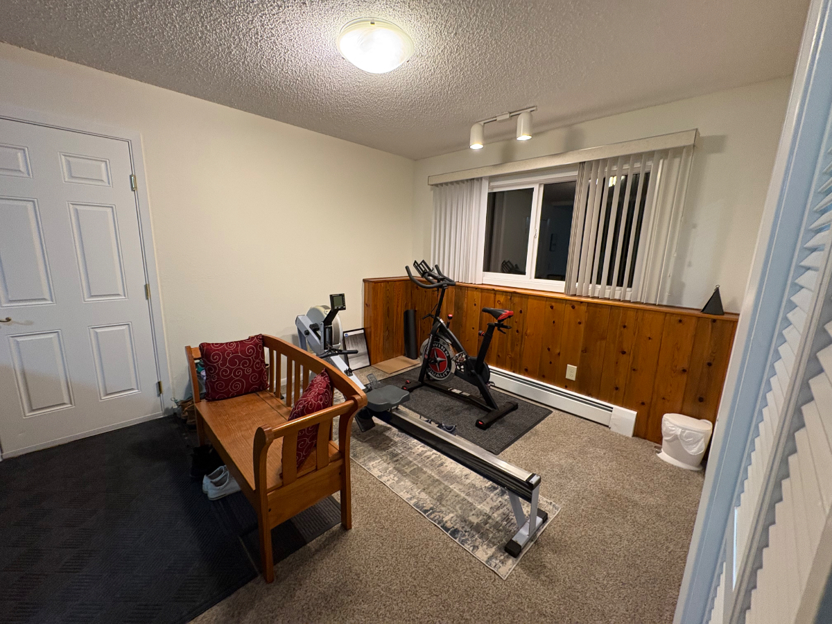Spacious Room with Garage Parking in Safe Neighborhood - Photo 8
