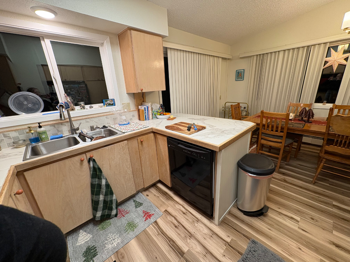 Spacious Room with Garage Parking in Safe Neighborhood - Photo 10