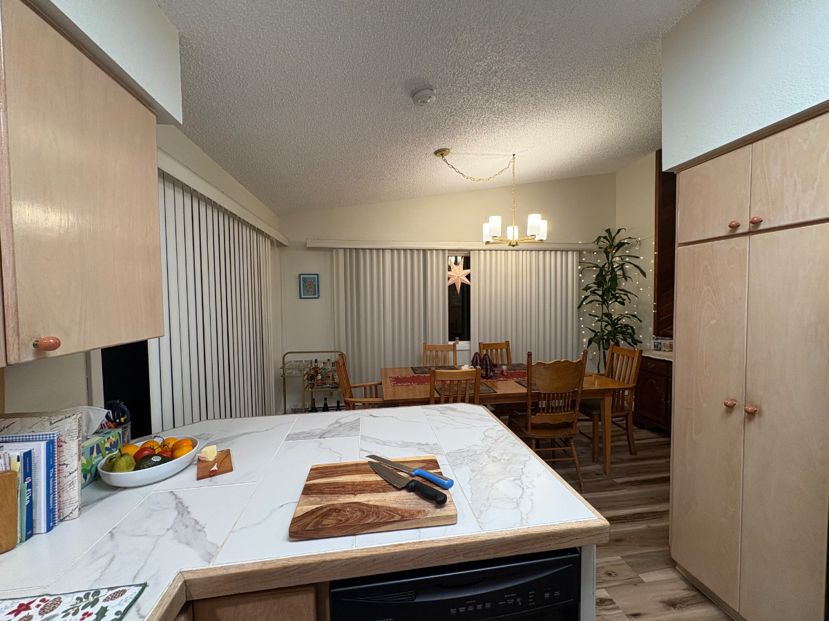 Spacious Room with Garage Parking in Safe Neighborhood - Photo 11