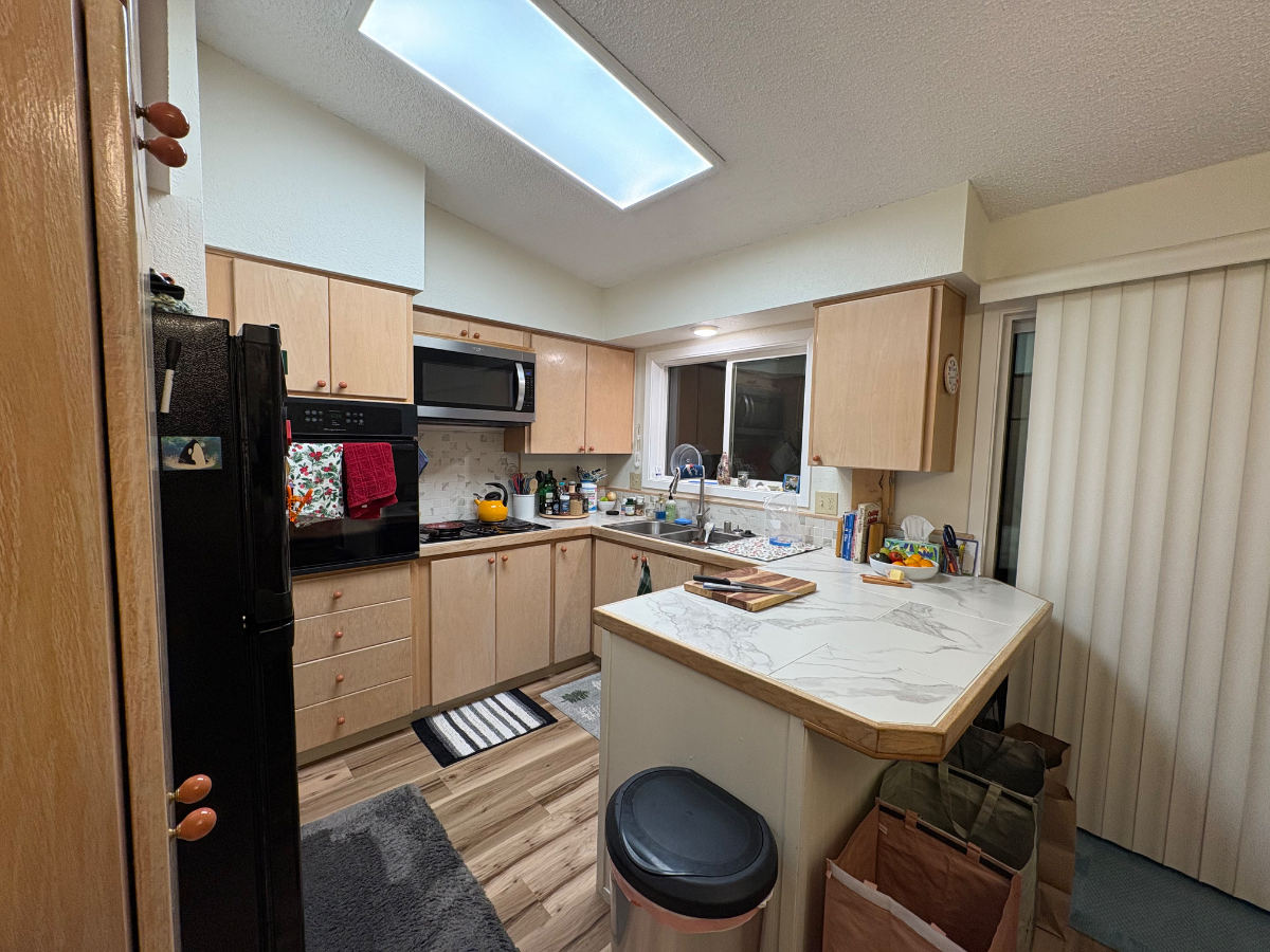 Spacious Room with Garage Parking in Safe Neighborhood - Photo 12