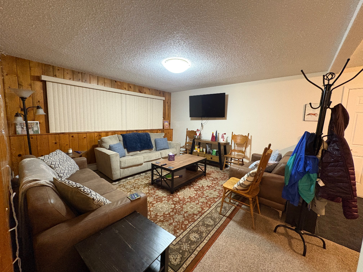 Spacious Room with Garage Parking in Safe Neighborhood - Photo 9