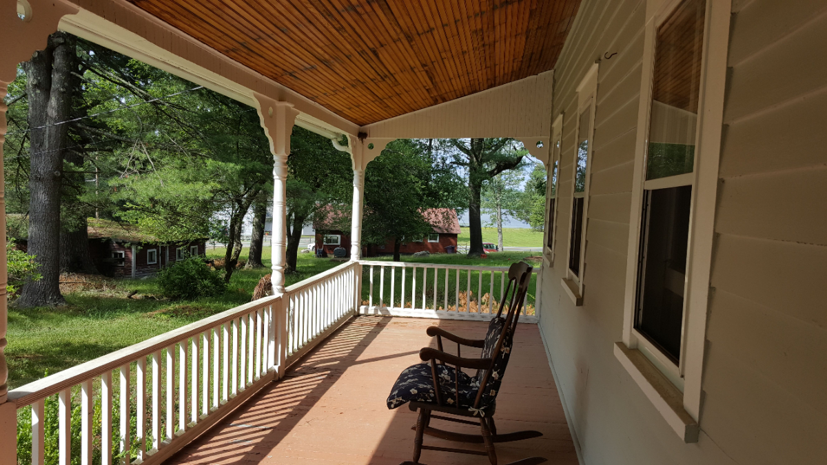 Sweet Charming Old Farmhouse - Photo 3