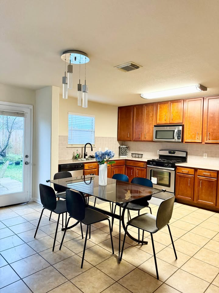Spacious Home in Houston - Photo 11