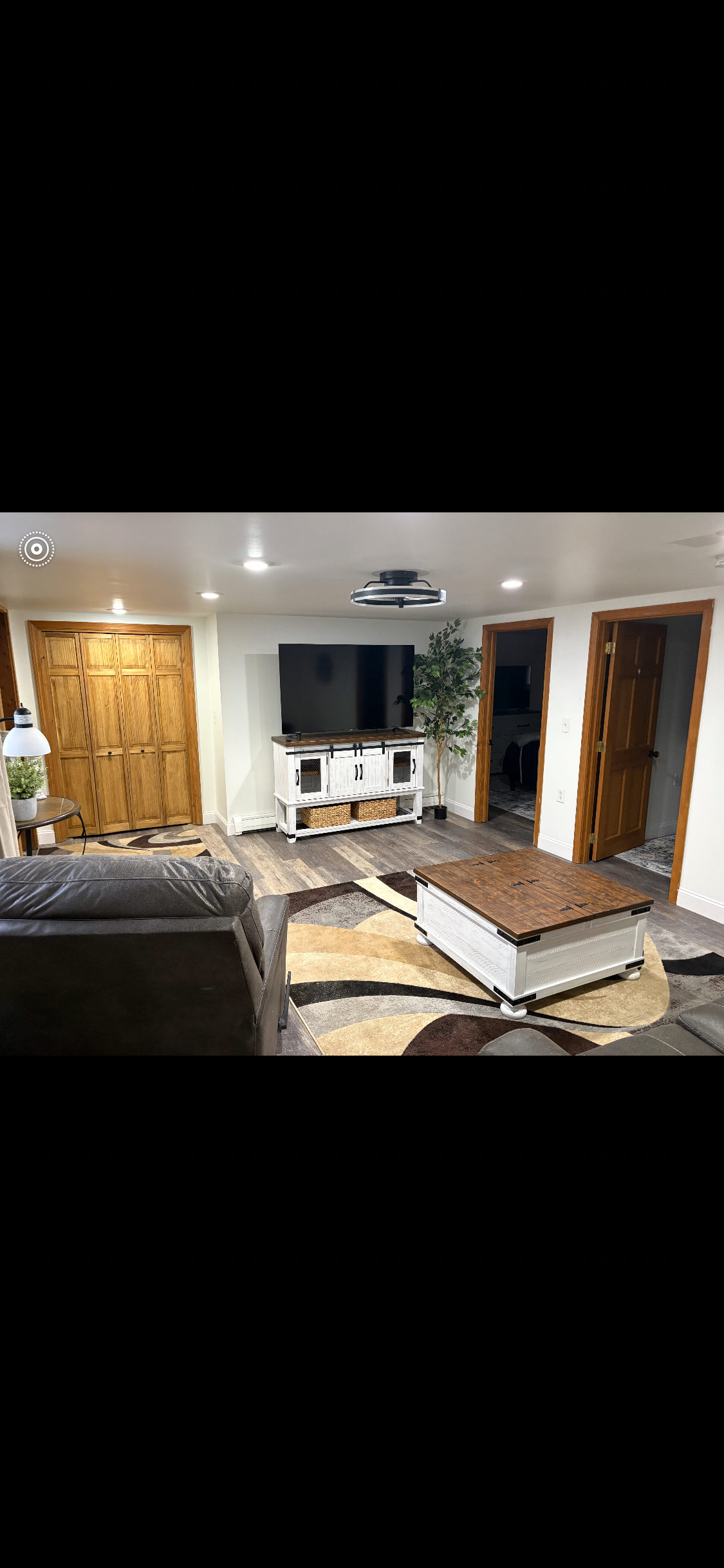 Upscale fully furnished apartment, in a quite neighborhood, off road parking - Photo 2