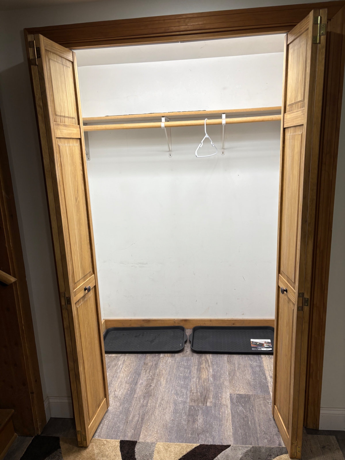 Upscale fully furnished apartment, in a quite neighborhood, off road parking - Photo 12