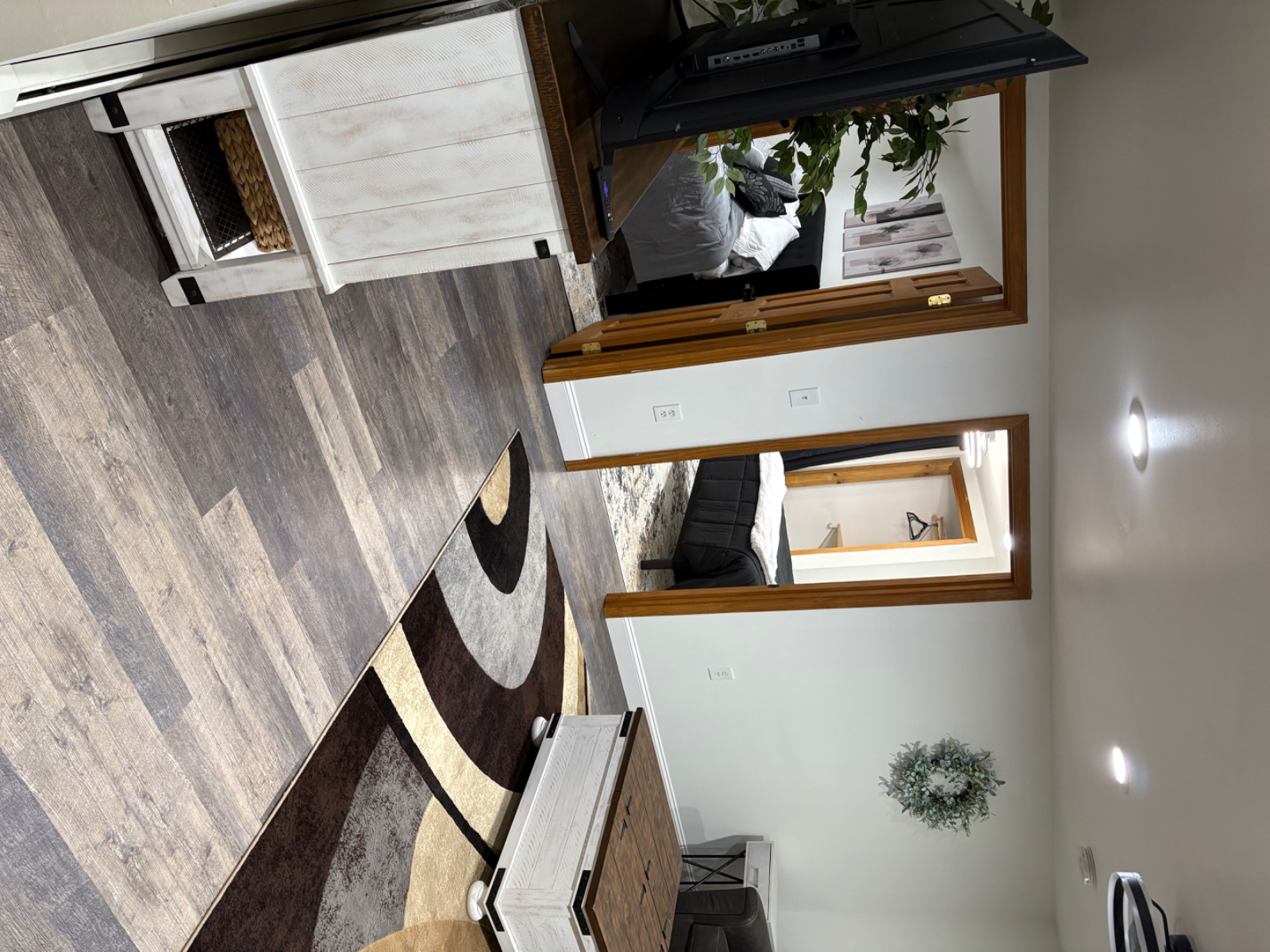 Upscale fully furnished apartment, in a quite neighborhood, off road parking - Photo 5