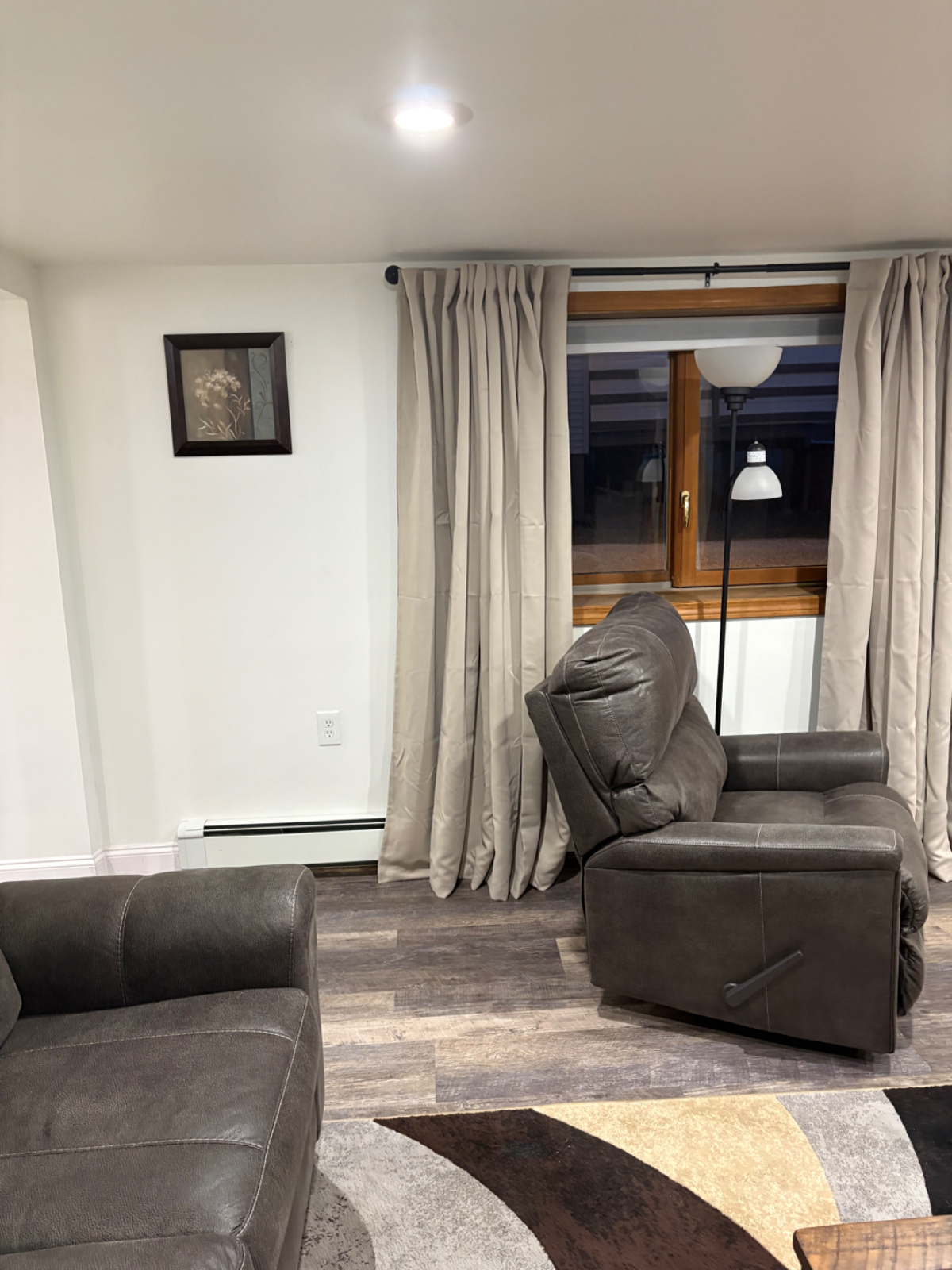 Upscale fully furnished apartment, in a quite neighborhood, off road parking - Photo 6