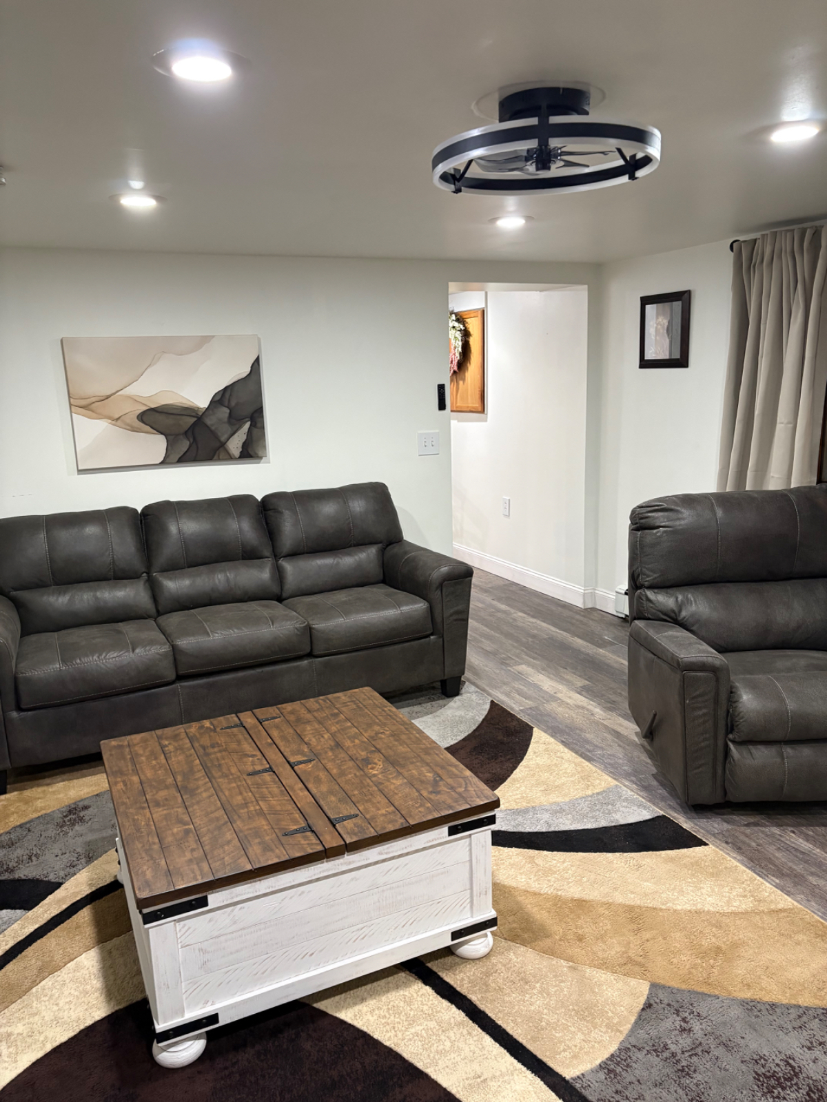 Upscale fully furnished apartment, in a quite neighborhood, off road parking - Photo 7