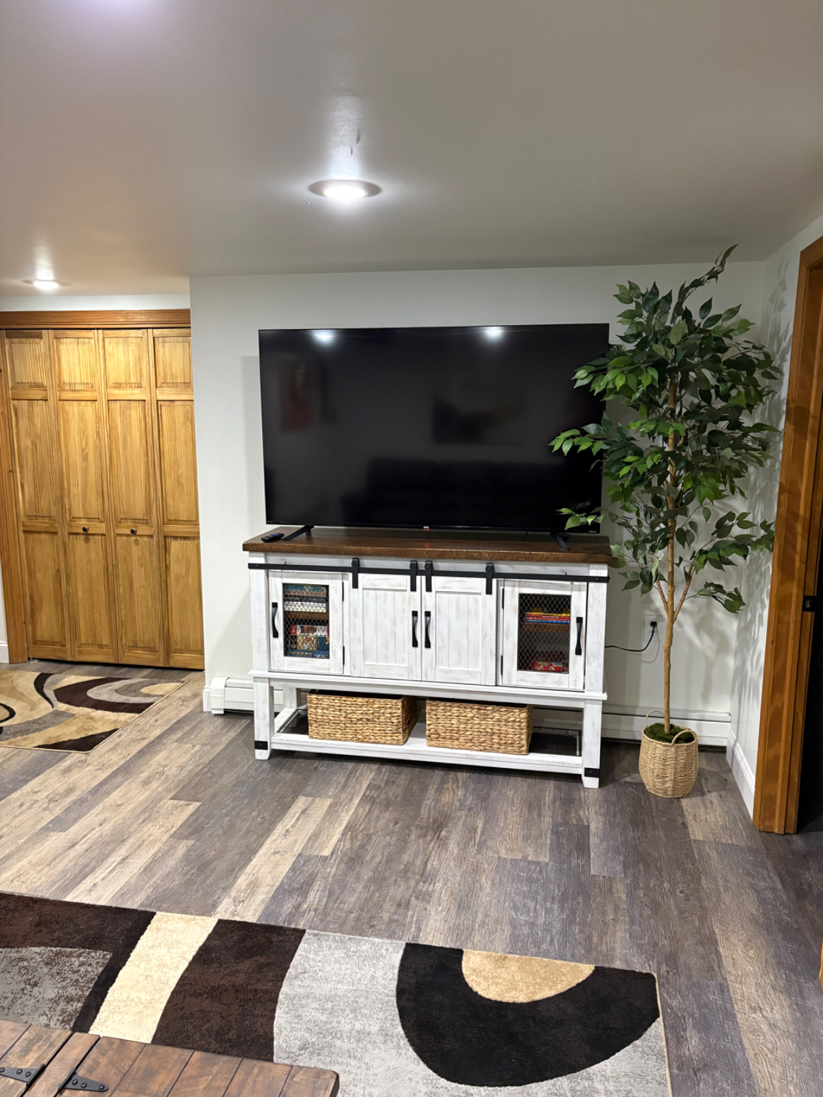 Upscale fully furnished apartment, in a quite neighborhood, off road parking - Photo 9