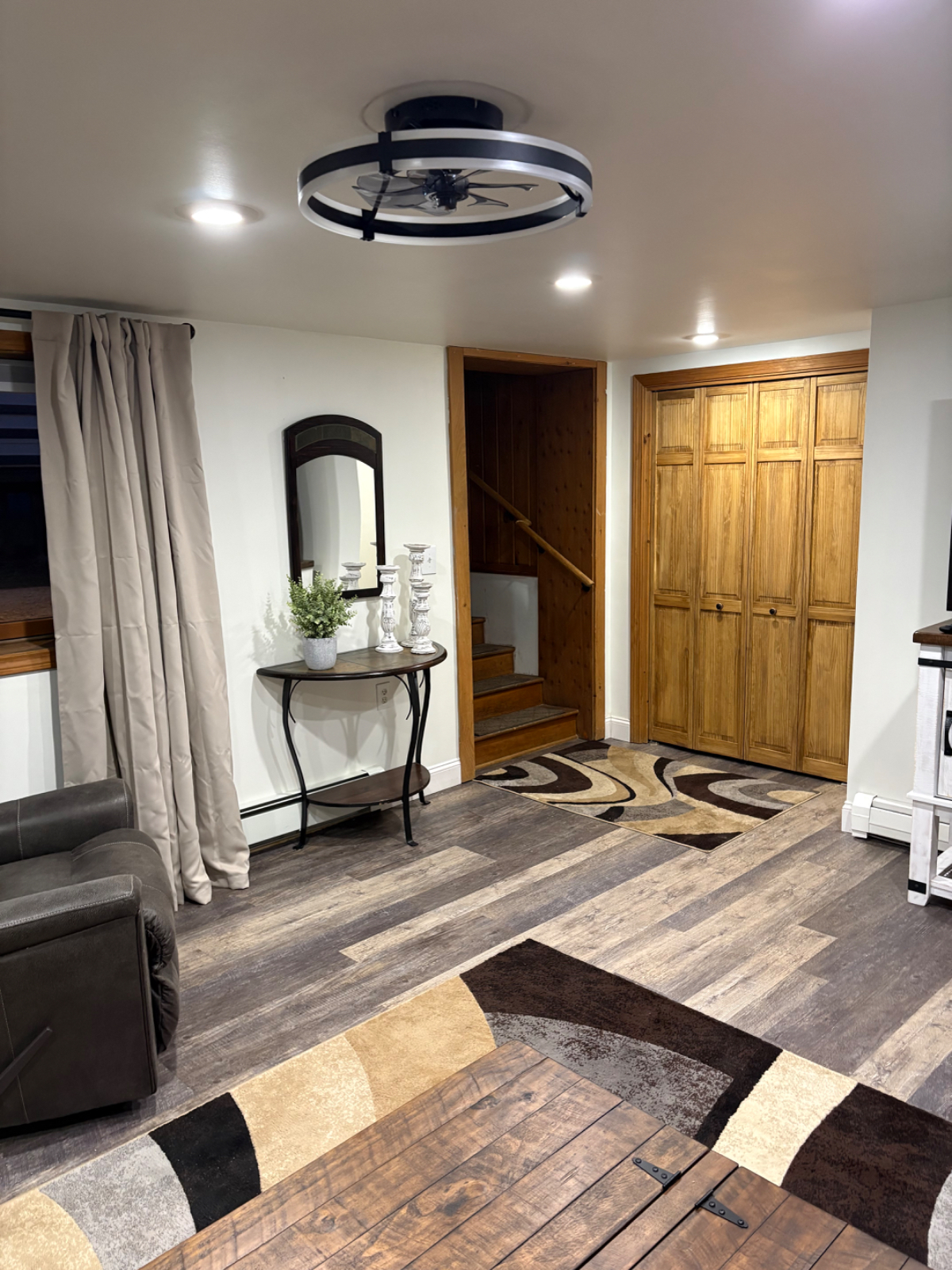 Upscale fully furnished apartment, in a quite neighborhood, off road parking - Photo 10