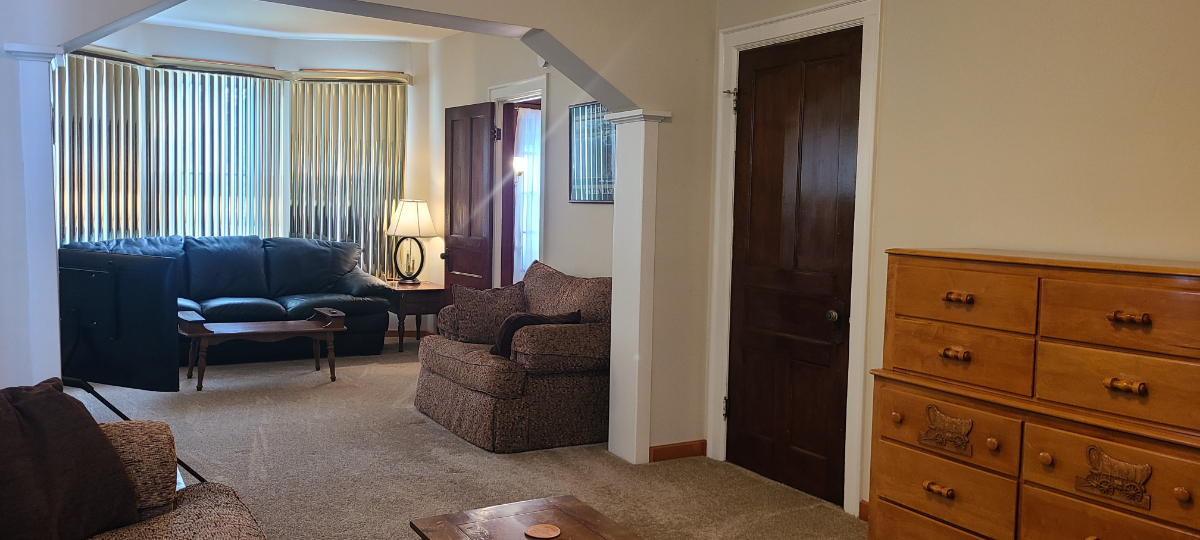 Quiet and Spacious 1BR Apartment w/ Private Office Only Five Minutes from Buffalo Medical Corridor - Photo 5