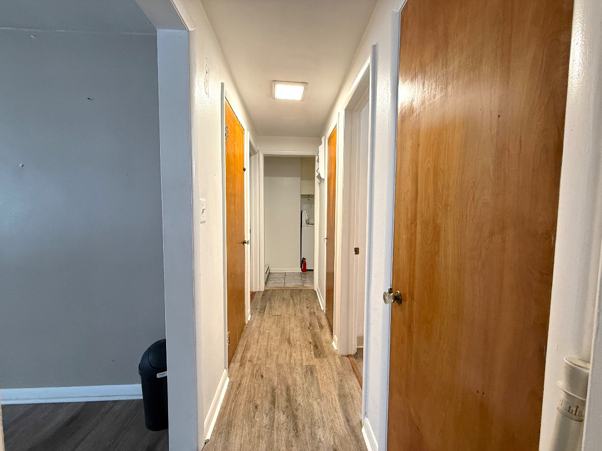 Centrally located 2 bedroom house with private parking - Photo 10
