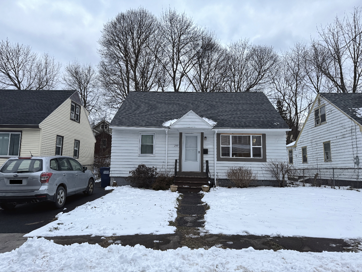 Centrally located 2 bedroom house with private parking - Photo 4