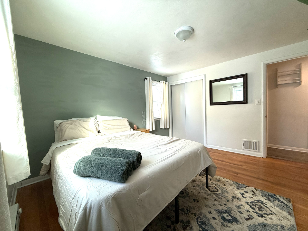 Centrally located 2 bedroom house with private parking - Photo 8