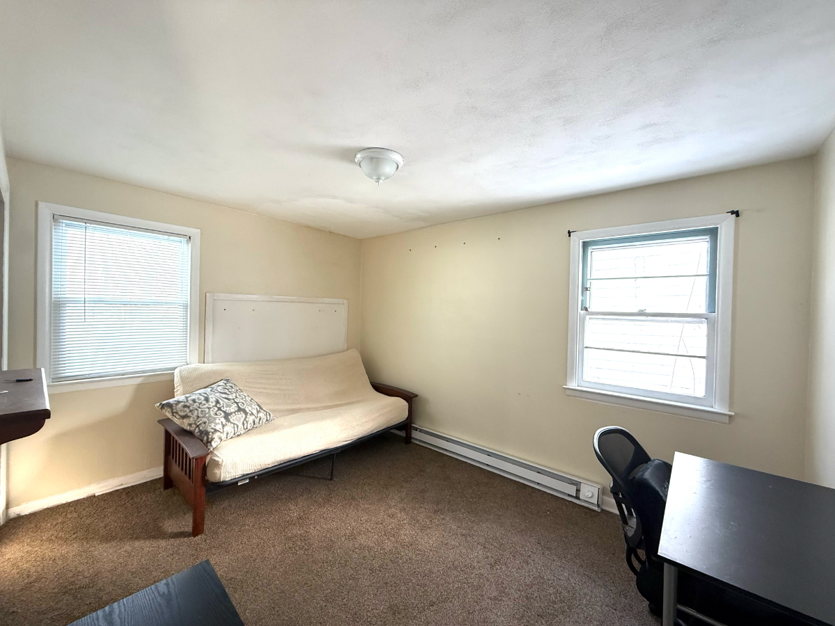 Centrally located 2 bedroom house with private parking - Photo 11
