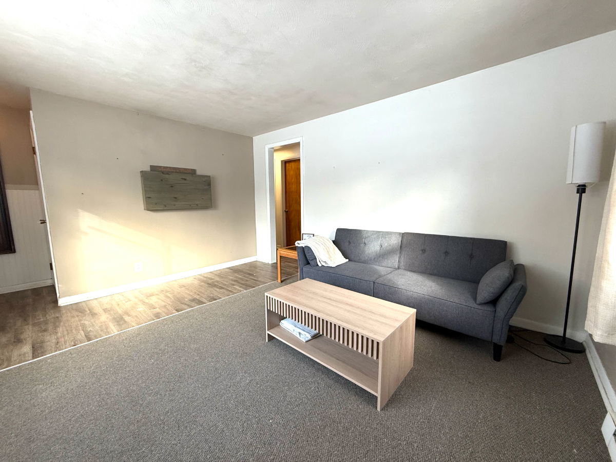 Centrally located 2 bedroom house with private parking - Photo 2