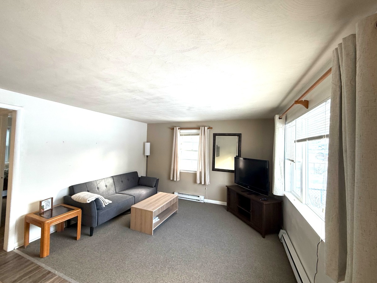 Centrally located 2 bedroom house with private parking - Photo 3