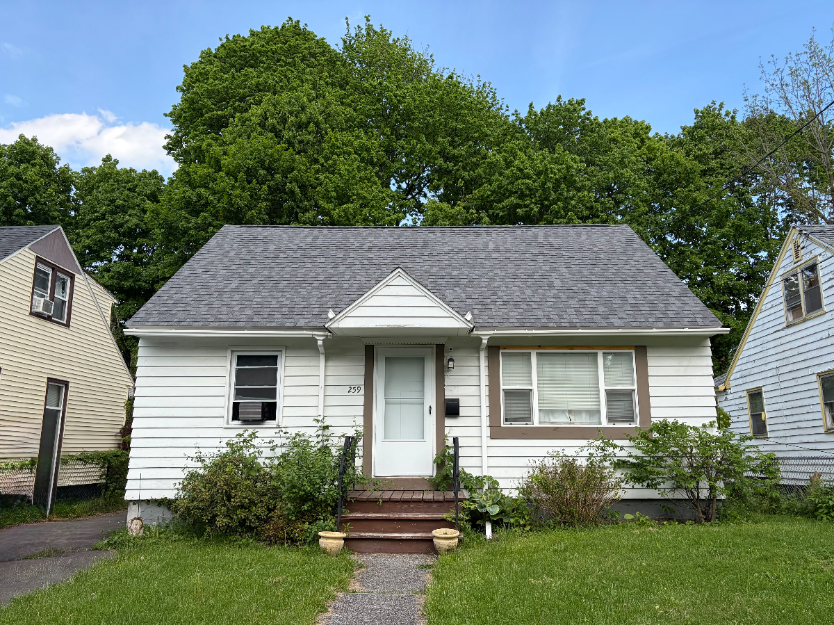 Centrally located 2 bedroom house with private parking - Photo 1