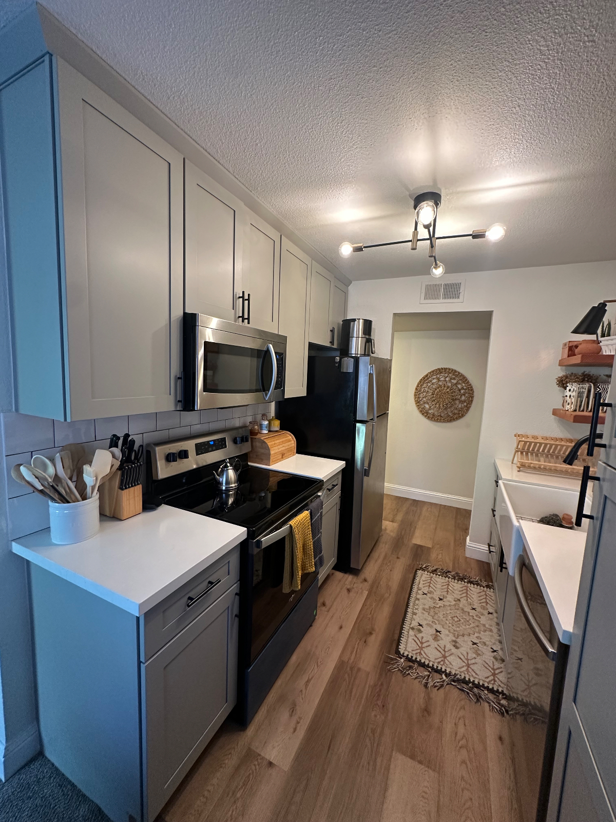 Comfortable San Jose condo with resort amenities, patio, pool, gym & easy Bay Area access. Utilities Wifi Included - Photo 2
