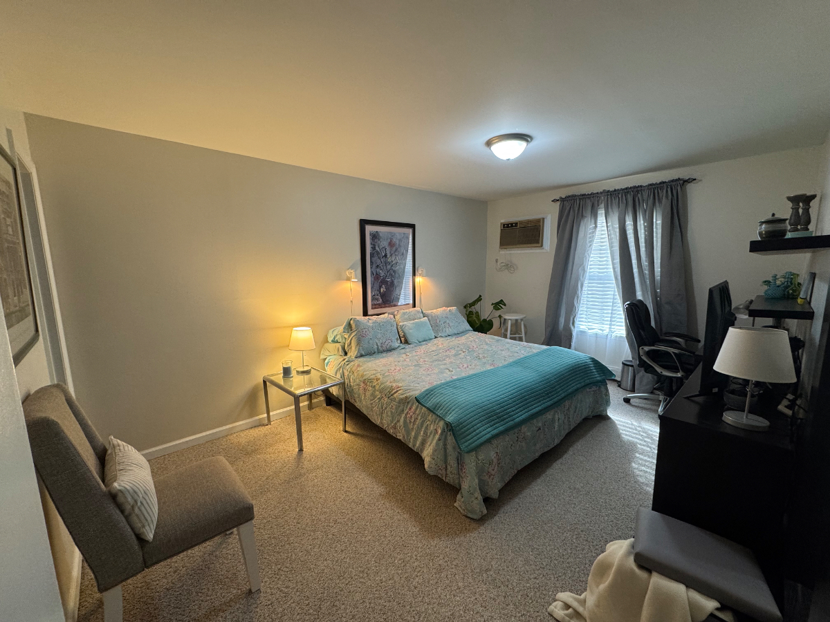 Spacious Primary Bedroom with En Suite Bathroom, Laundry, and Parking in Quiet Condo Complex - Photo 2