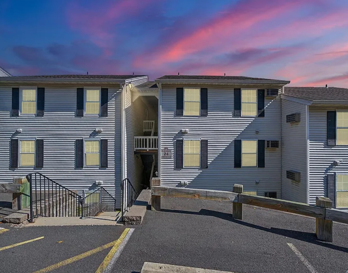 Spacious Primary Bedroom with En Suite Bathroom, Laundry, and Parking in Quiet Condo Complex - Photo 4