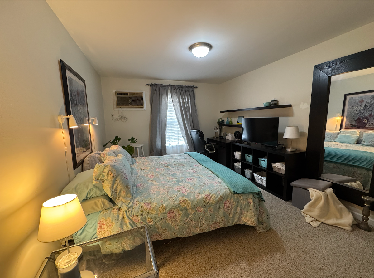 Spacious Primary Bedroom with En Suite Bathroom, Laundry, and Parking in Quiet Condo Complex - Photo 1