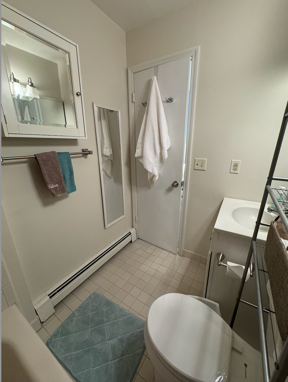 Spacious Primary Bedroom with En Suite Bathroom, Laundry, and Parking in Quiet Condo Complex - Photo 7