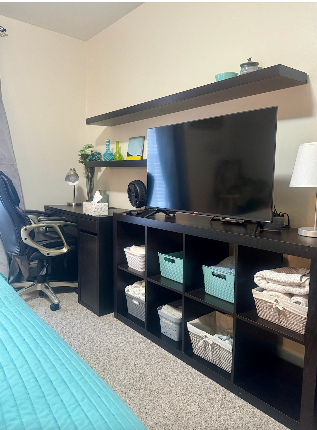 Spacious Primary Bedroom with En Suite Bathroom, Laundry, and Parking in Quiet Condo Complex - Photo 3