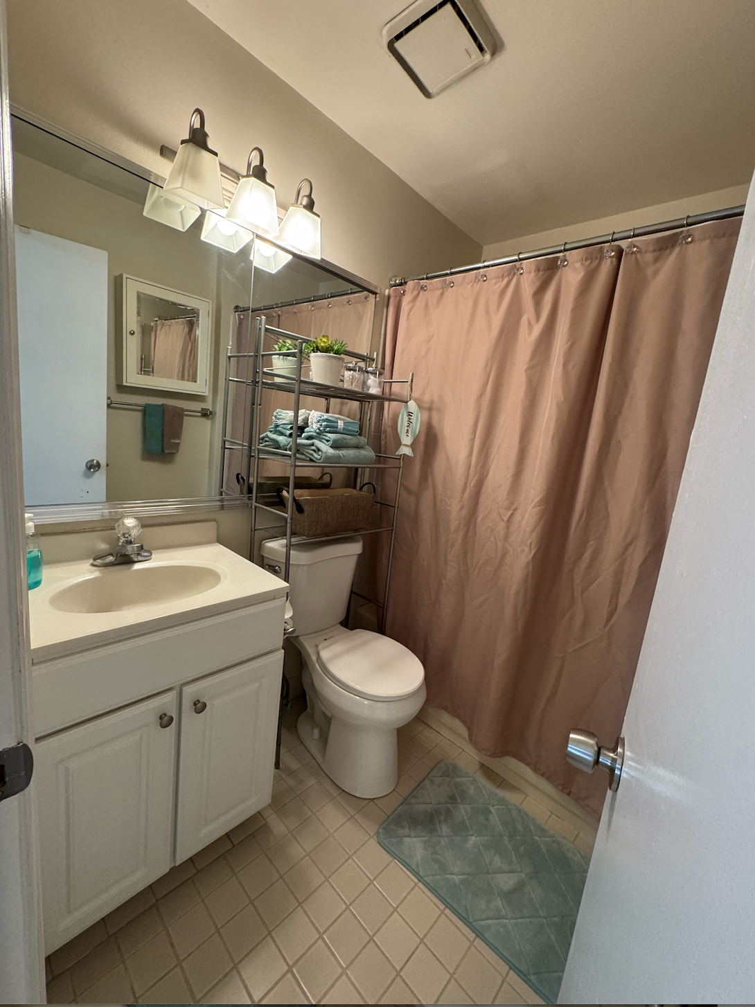 Spacious Primary Bedroom with En Suite Bathroom, Laundry, and Parking in Quiet Condo Complex - Photo 6