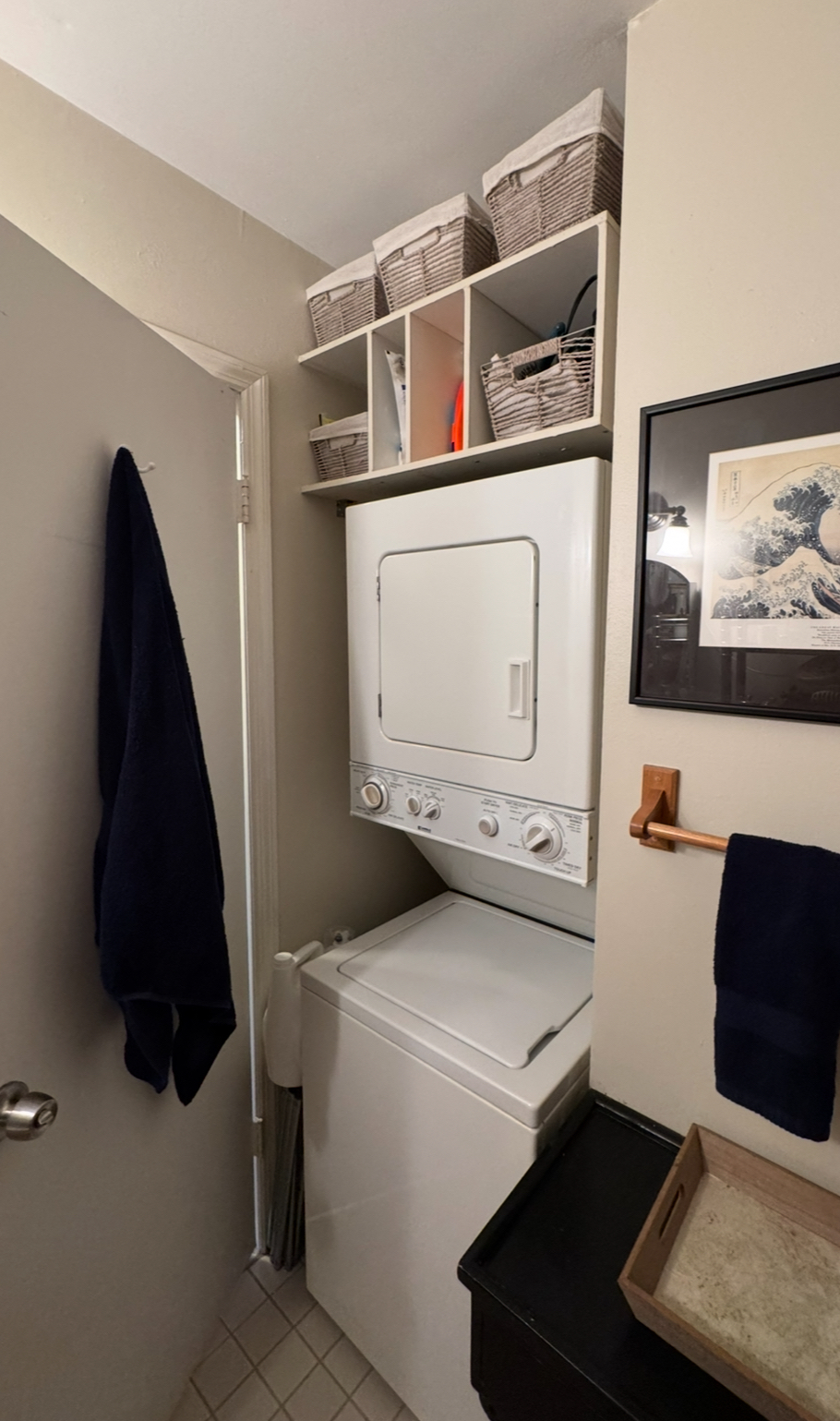 Spacious Primary Bedroom with En Suite Bathroom, Laundry, and Parking in Quiet Condo Complex - Photo 12
