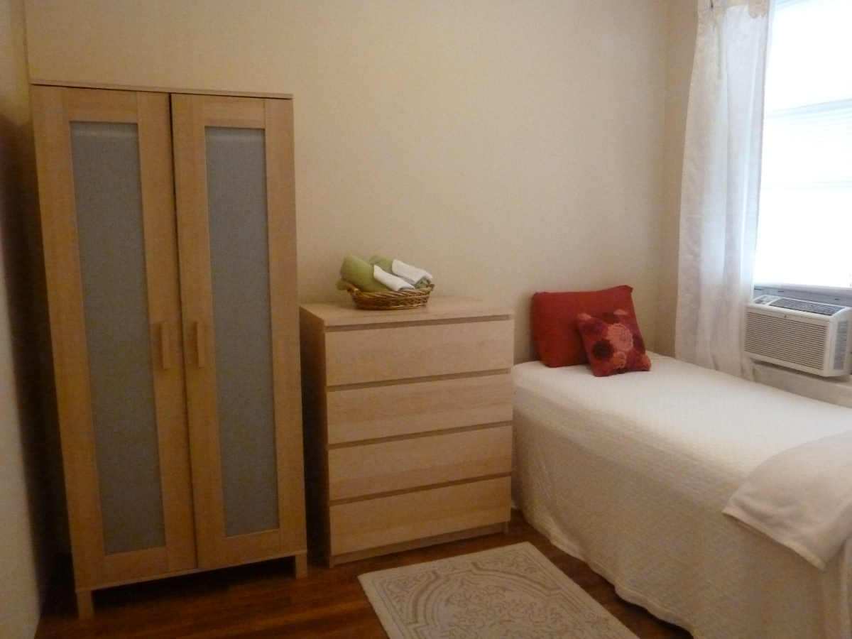 Bright and Sunny Fully-Furnished Bedroom in Great Petworth Townhouse - Photo 4