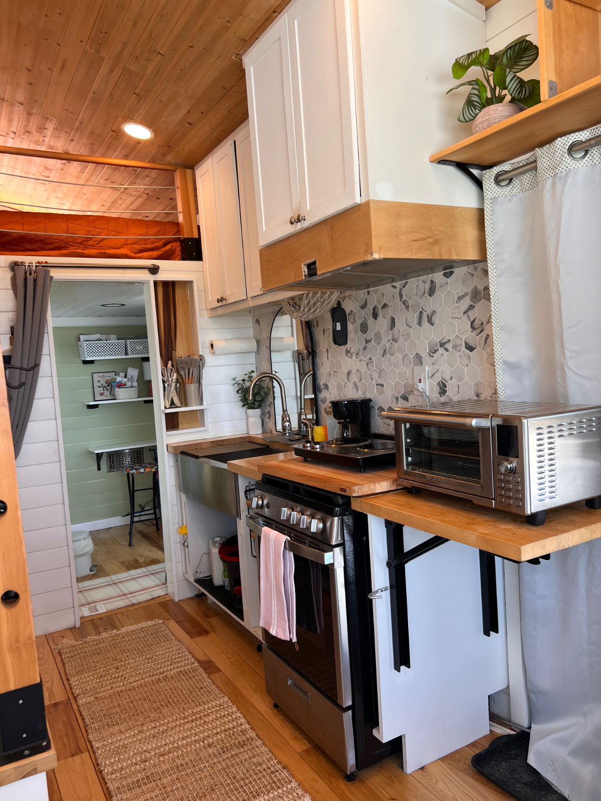 Cozy Mountain View Tiny Home - Photo 9