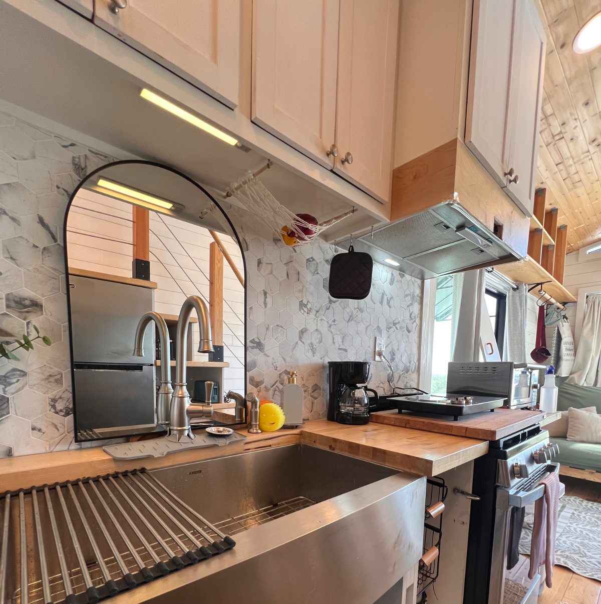 Cozy Mountain View Tiny Home - Photo 11