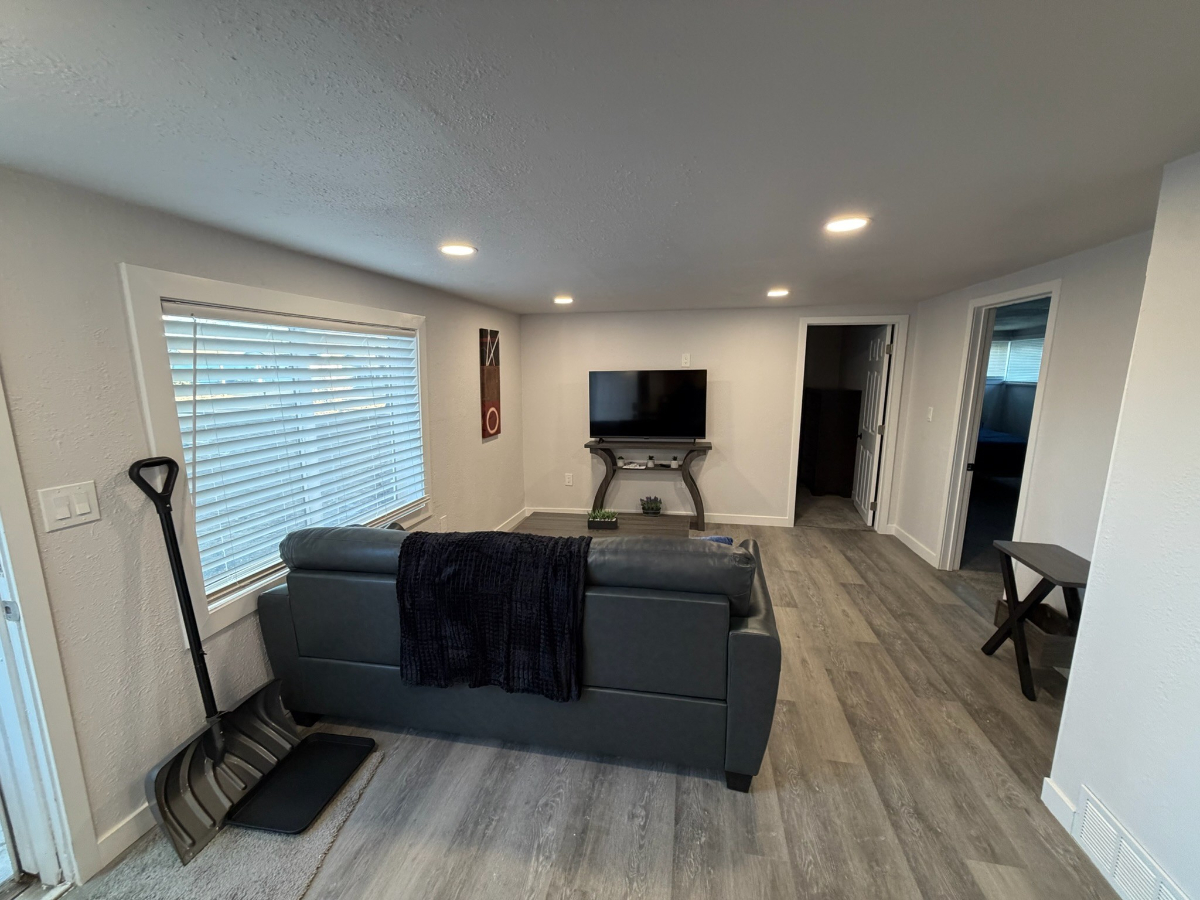 Spacious 3BR - 2BA - Private Fenced Yard - Photo 3