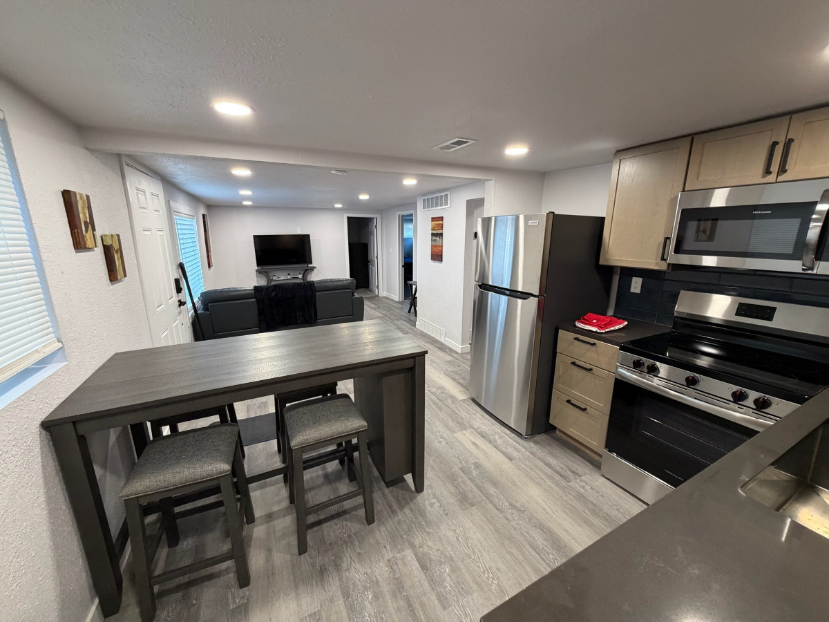 Spacious 3BR - 2BA - Private Fenced Yard - Photo 6
