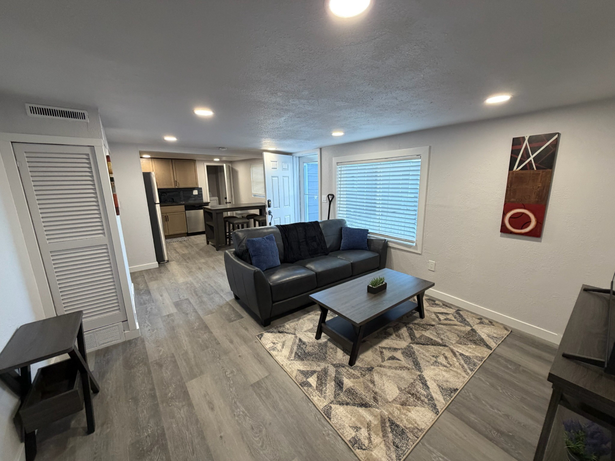 Spacious 3BR - 2BA - Private Fenced Yard - Photo 9