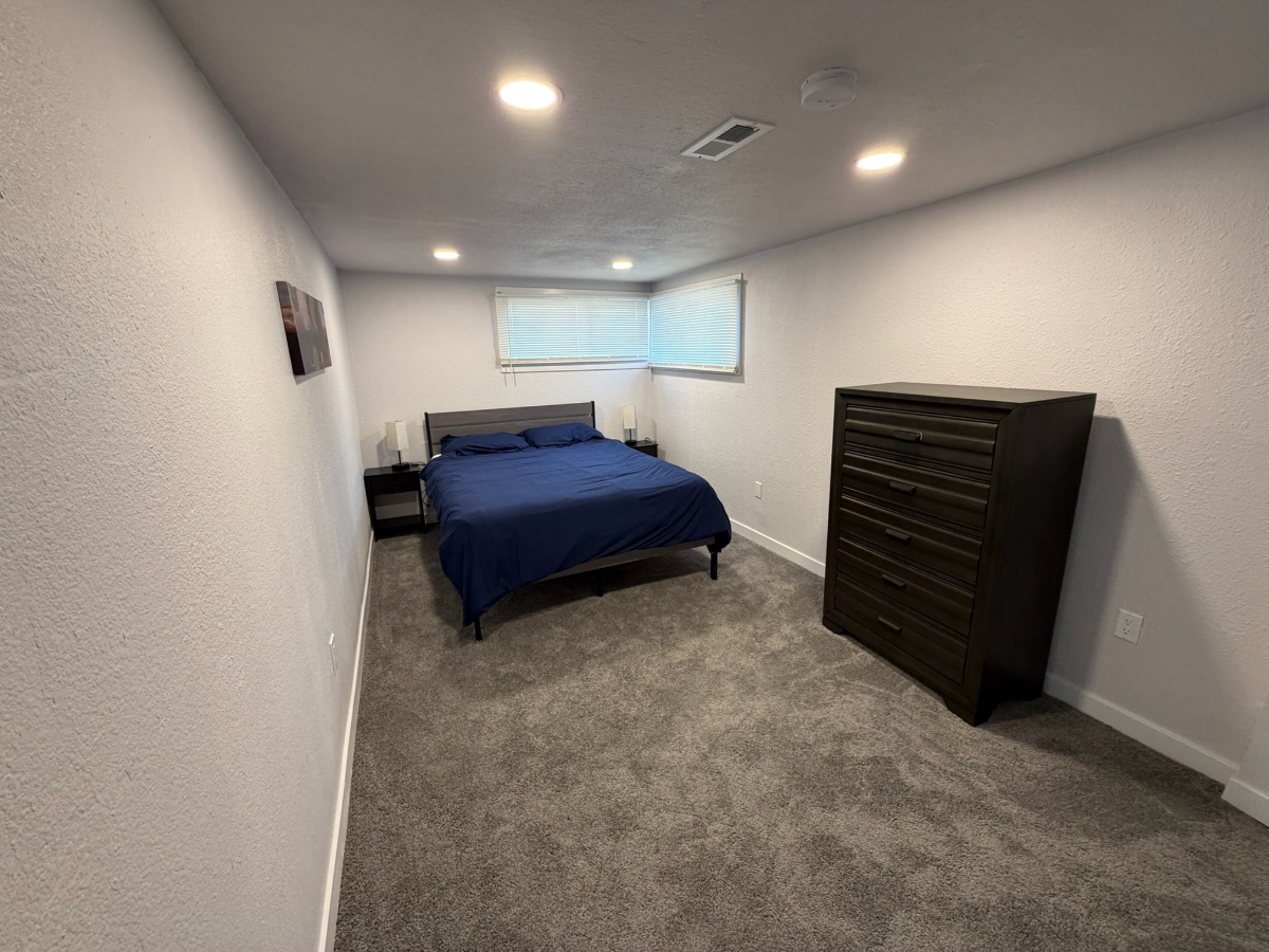 Spacious 3BR - 2BA - Private Fenced Yard - Photo 7