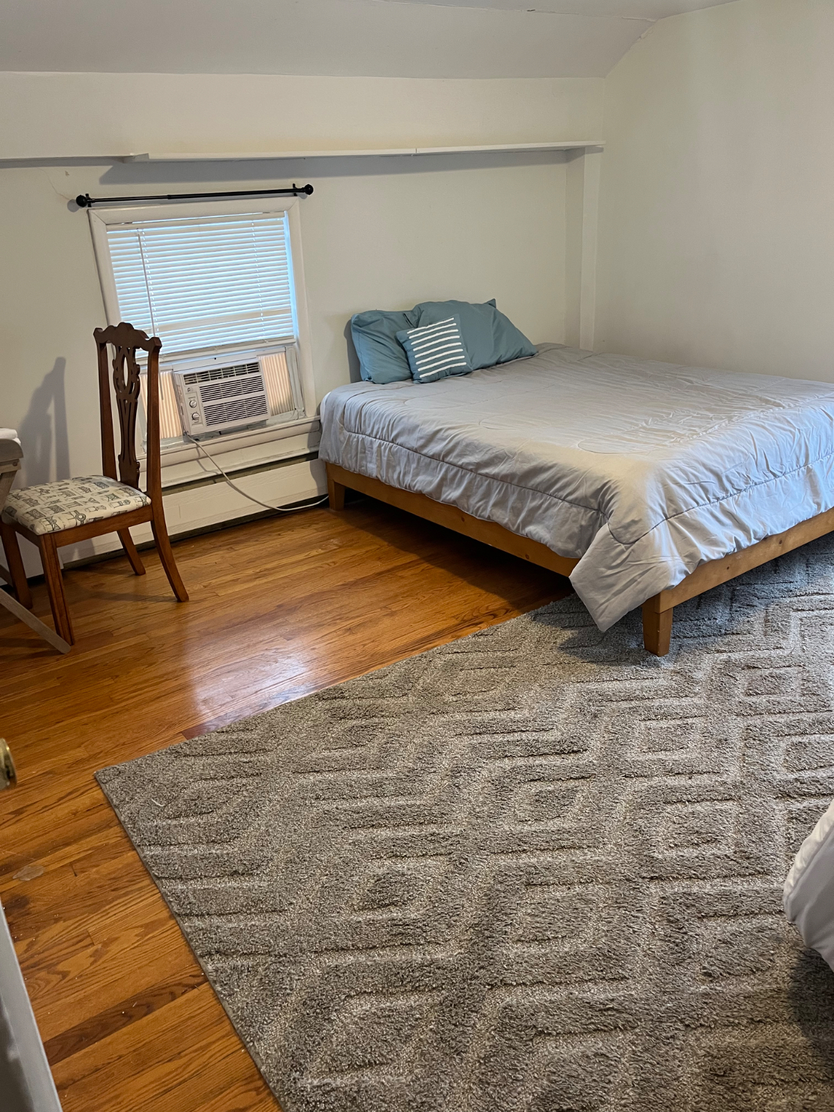Private Furnished Room with Private Bath in Quiet Home - Photo 1